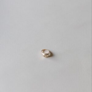 PRE ORDER anillo meñique inicial oro 9k