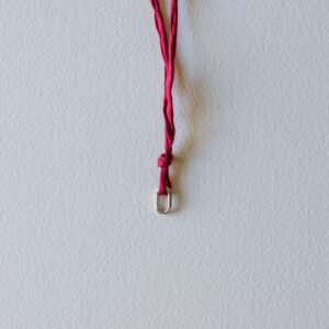 Cordón seda Rojo fresa y argolla plata