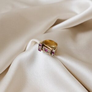 Anillo chevalier diamantes y rubíes