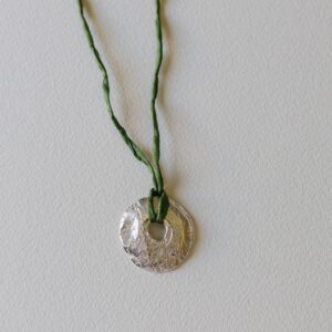 Collar Luna verde oliva