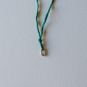 Cordón seda verde y argolla plata