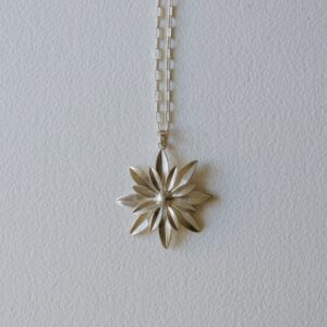 Collar largo Flor plata